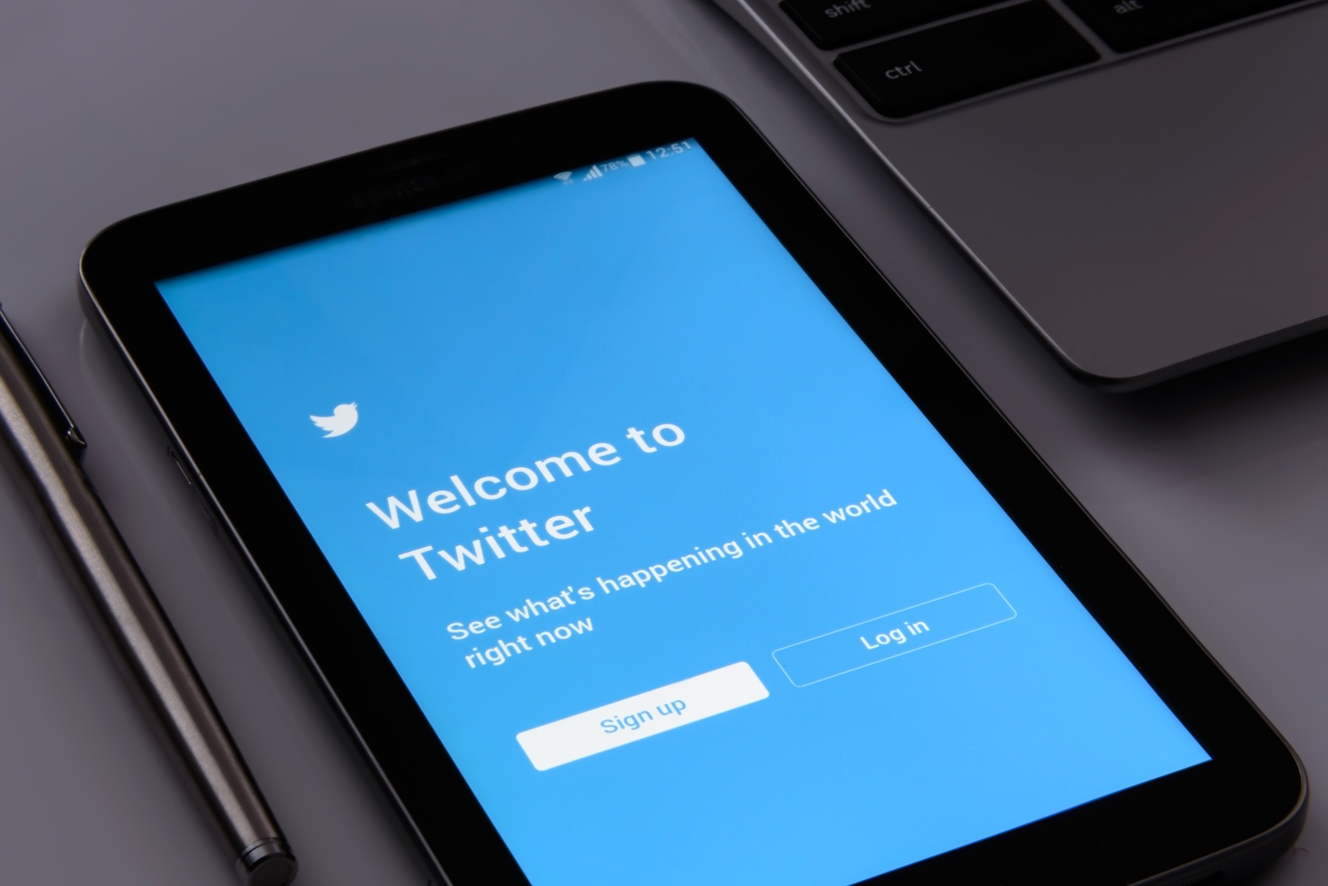 Twitter se desploma en Bolsa