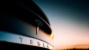 Tesla se dispara en Bolsa tras sorprender con las entregas de coches