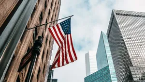 Problemas para Estados Unidos: Fitch rebaja de "AAA" a "AA+" la calificación de su deuda