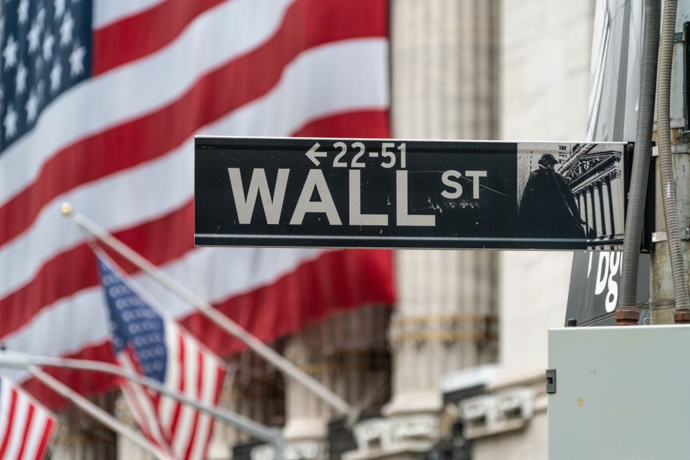 Wall Street suspendió la cotización de NYCB tras caer un 40%