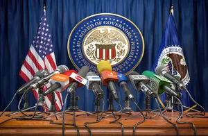 La Fed mantiene los tipos, pero espera que la política monetaria restrictiva se mantenga durante más tiempo