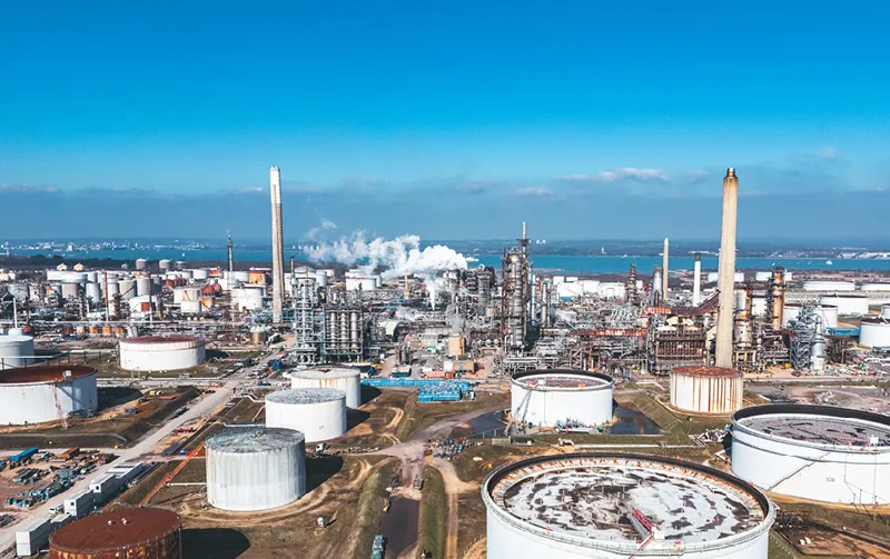 ¿Por qué el petróleo sigue estancado en 100 dólares por barril?