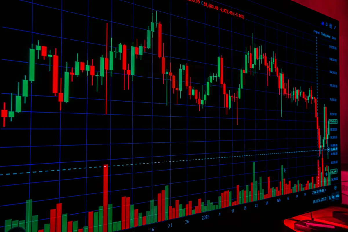 Podcast La Voz de Mercado - Mercados en equilibrio entre la geopolítica y los bancos centrales