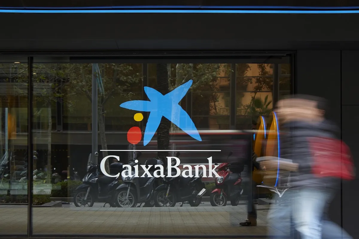 El cupón de 400 euros de CaixaBank por la nómina para elegir una PS5 o una Dyson
