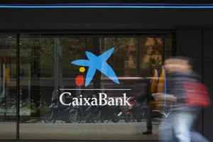 El cupón de 400 euros de CaixaBank por la nómina para elegir una PS5 o una Dyson