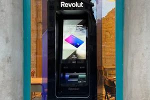 Revolut alcanzará los 200 cajeros en España y dará el salto a Canarias para finales de 2026