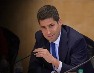 ¿Qué cambia para tus inversiones si Warsh sustituye a Powell al frente de la Fed?